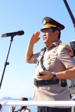 Kapolda Sulsel Lakukan Tradisi yang Sarat Makna Ini di Laut Lepas